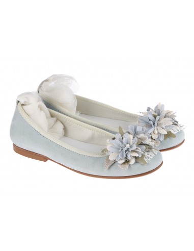 Zapato ante azul con flores y atado al tobillo con tul.